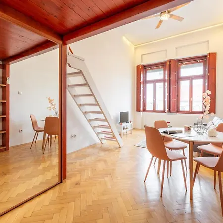 Elizabeth's Treasure Deluxe Apartment